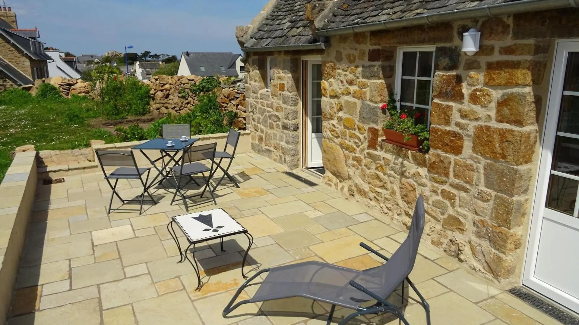 Charming Holiday Home By The Sea In Plougasnou
