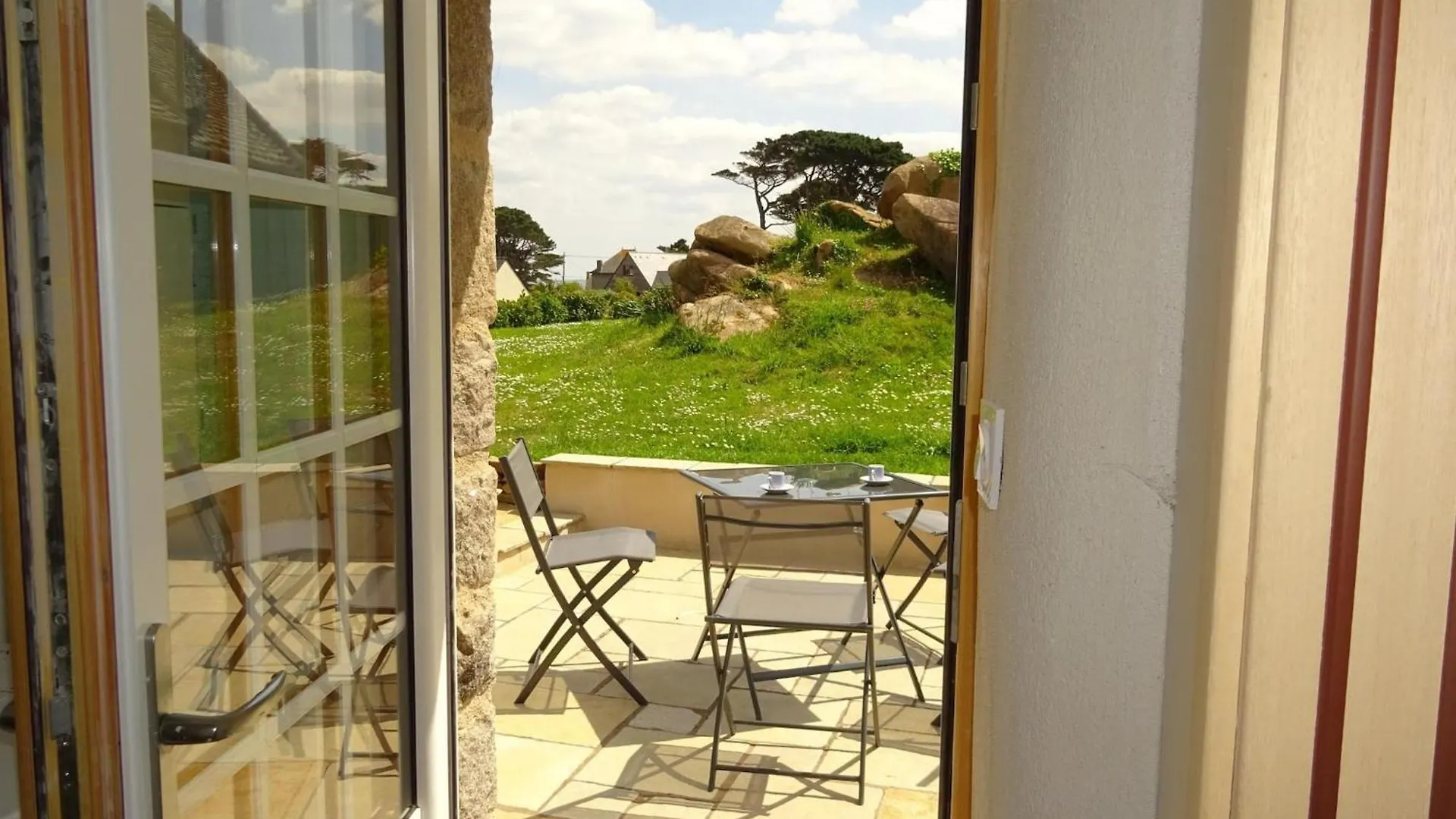 Charming Holiday Home By The Sea In Plougasnou
